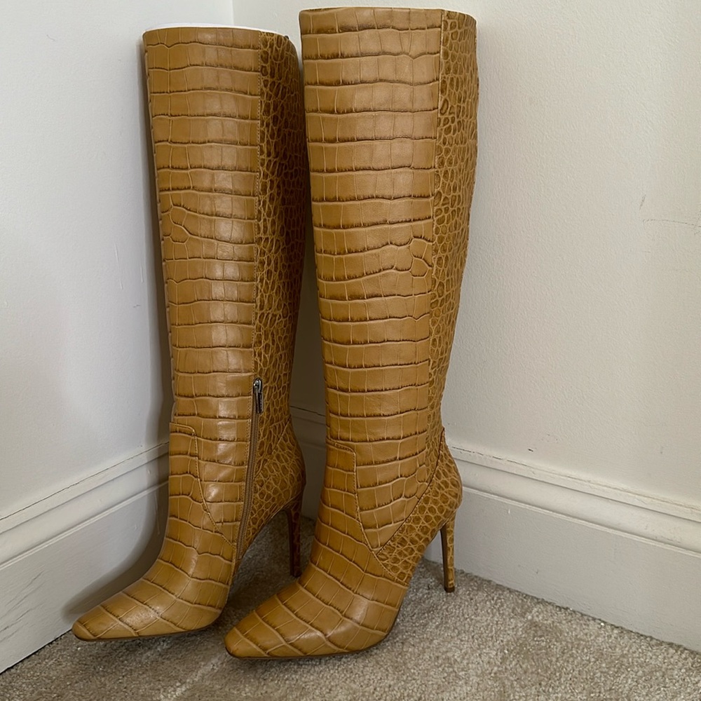 SOLD//Vince Camuto boots